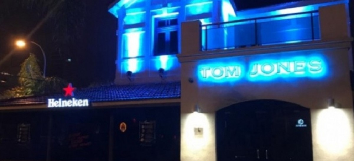 Otra polémica en Necochea: Lo echaron por besarse con otro hombre y no le aceptaron la denuncia