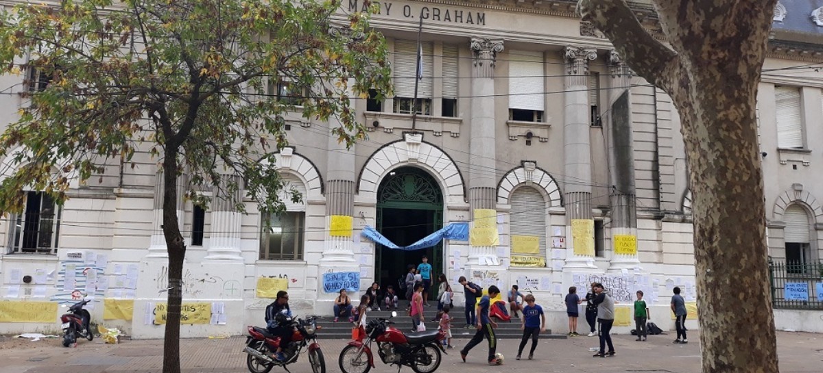 En el Normal 1 de La Plata seguirán sin clases por la suciedad que generan las palomas