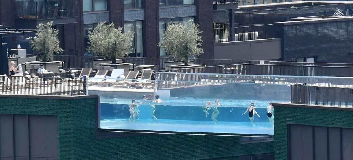Todo es posible: una piscina transparente y flotante, suspendida a 35 metros de altura