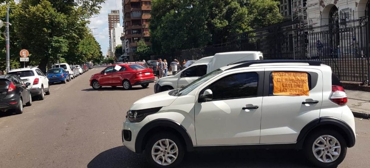 El peregrinar de los Autoconvocados UVA de vehículos 0Km llegó a la Gobernación bonaerense