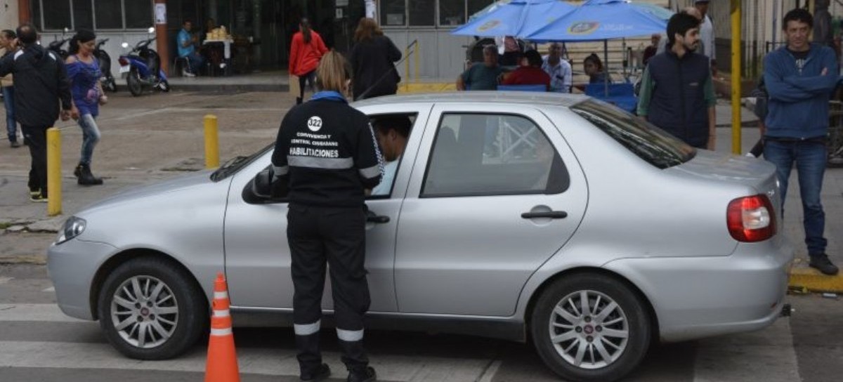 Remiseros platenses aseguran que la administración Garro reconoció fraude con las habilitaciones