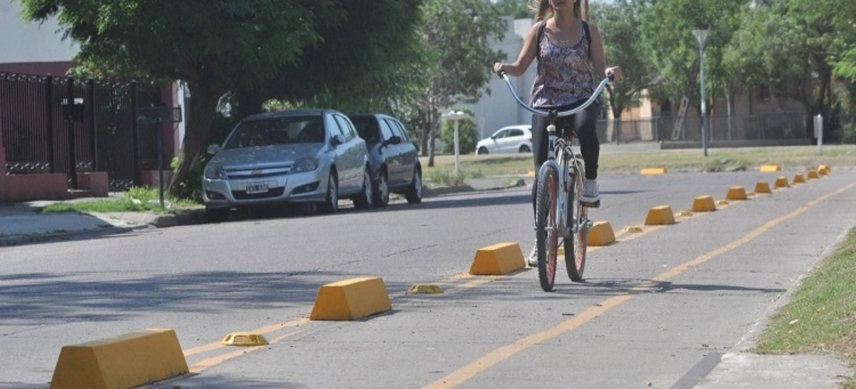 Bahía Blanca: Perdió el control de la bicicleta y terminó abajo de una camioneta