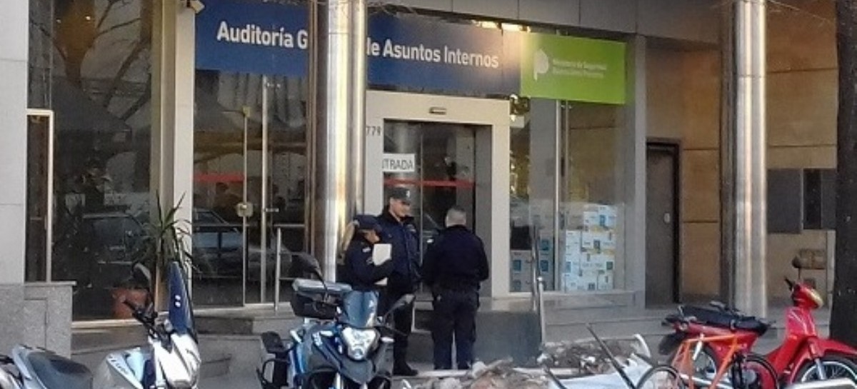 Un policía bonaerense, borracho, se olvidó las llaves adentro del auto y abrió la puerta con un tiro