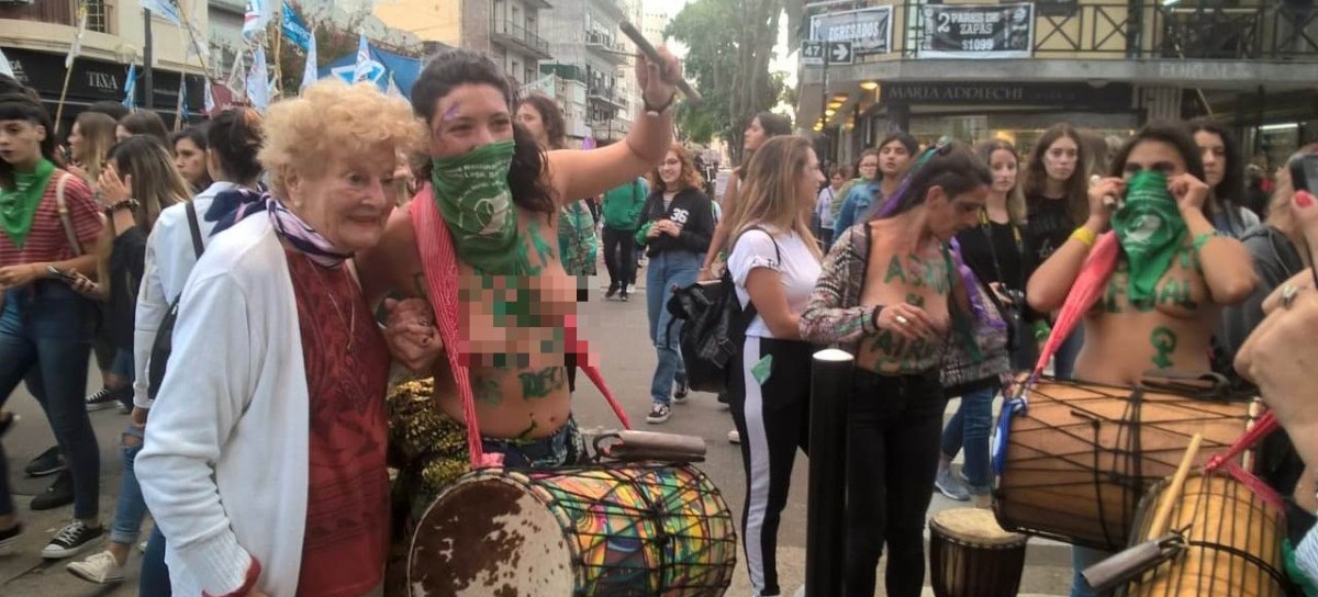 Mimí: con sus 92 años a cuesta, marchó para reclamar por la igualdad de derechos de las mujeres