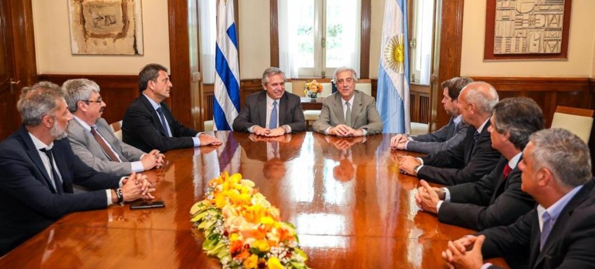 En Uruguay, Alberto Fernández dijo que con dicho país "estamos obligados a tener el mejor vínculo"