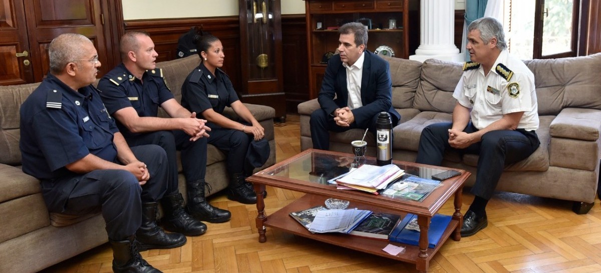 Una policía que en San Nicolás fue golpeada por un hombre y se defendió fue recibida por Ritondo