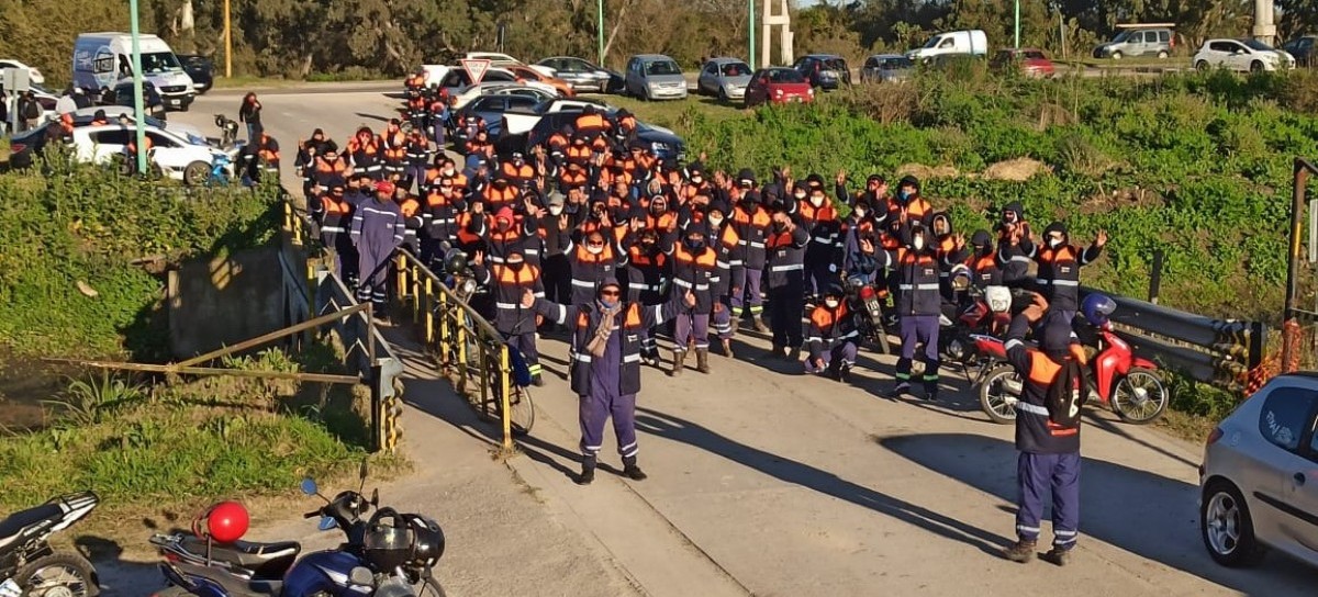 YPF y Termoeléctrica de Ensenada: sorpresiva autoconvocatoria ruidosa de afiliados de la UOCRA