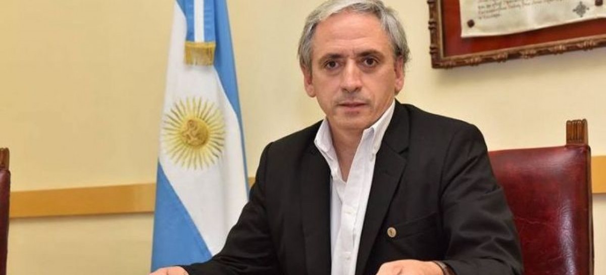 En Chascomús vuelan las "chapas": un ministro de Vidal tentó al intendente vecinalista Javier Gastón