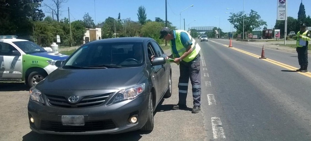 "¡Siga, siga!": en los controles en rutas exigen la VTV solamente a los bonaerenses