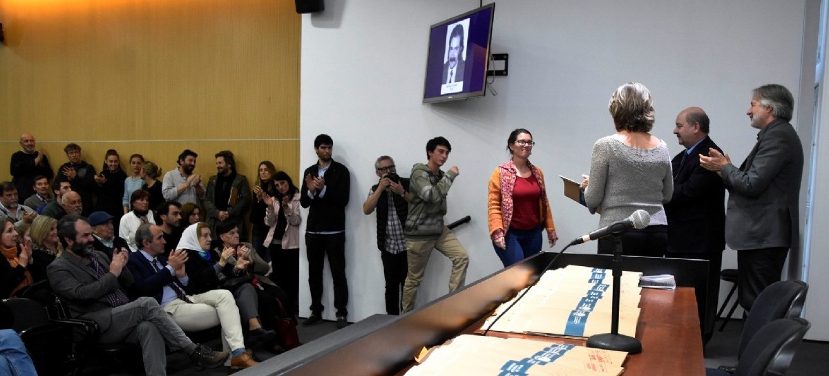 La UNLP entregó legajos reparados de víctimas de la dictadura militar en la Facultad de Arquitectura