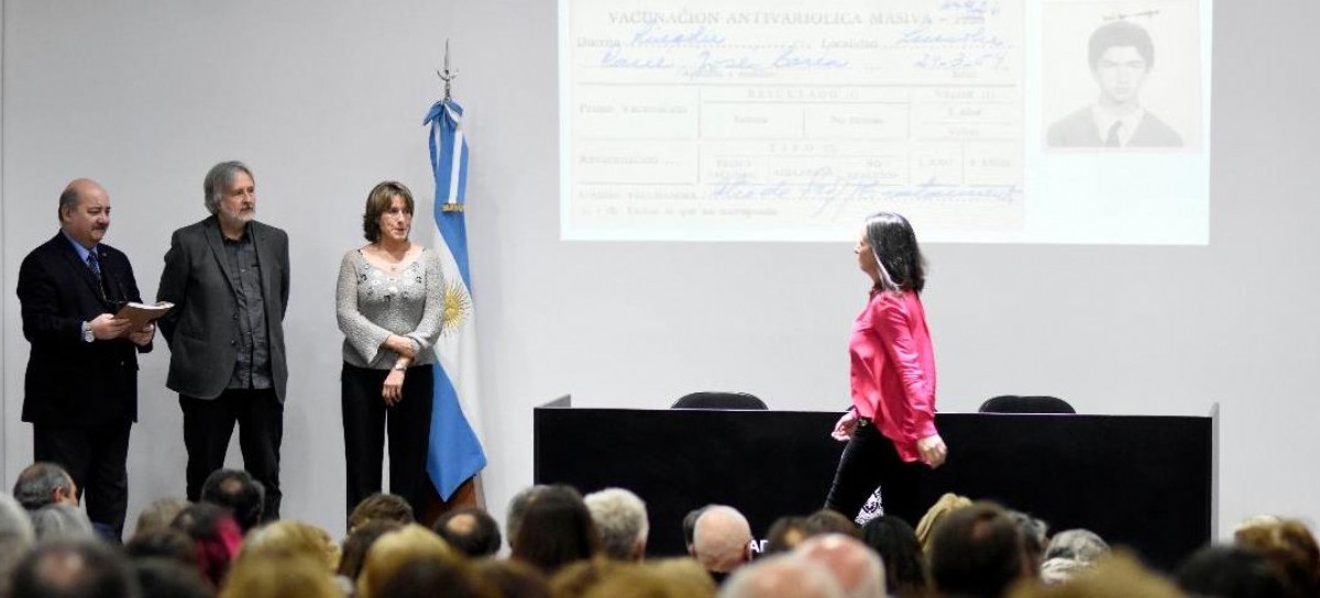 La UNLP entregó legajos reparados de víctimas de la dictadura militar en la Facultad de Arquitectura