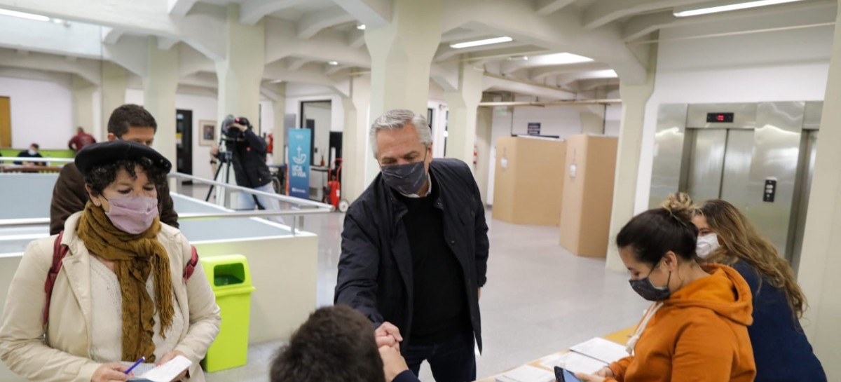 PASO 2021: el presidente Fernández ya votó en la sede de la Universidad Católica Argentina