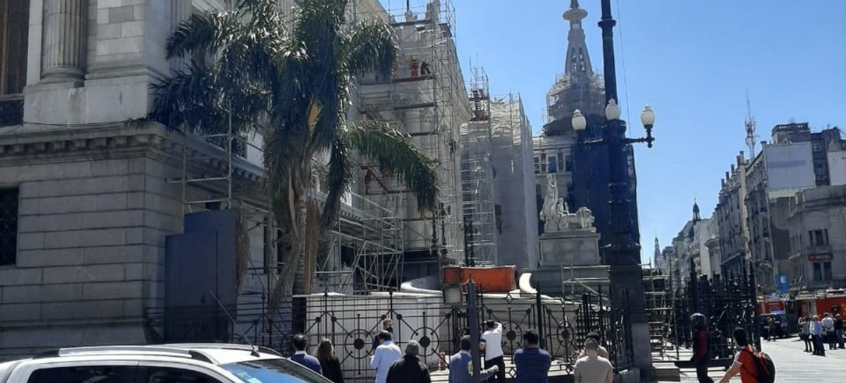 Un hombre quiso suicidarse arrojándose desde el Palacio del Congreso Nacional