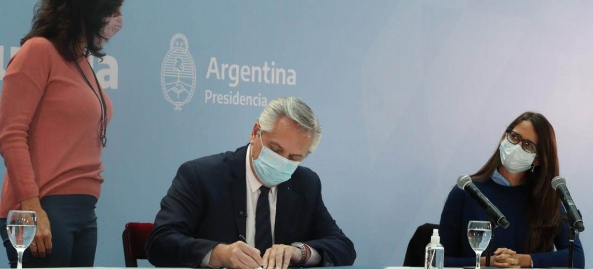 Fernández promulgó la Ley de empleo formal para personas travestis, transexuales y transgénero