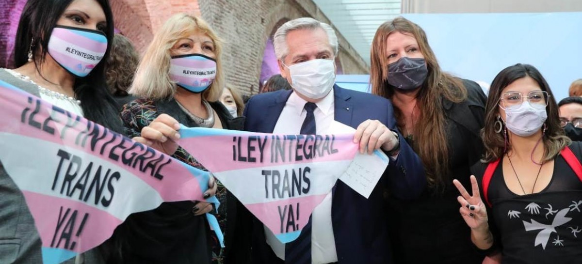 Fernández promulgó la Ley de empleo formal para personas travestis, transexuales y transgénero