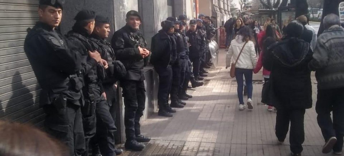 Manteros y vendedores ambulantes de La Plata, vistos como los criminales más peligrosos