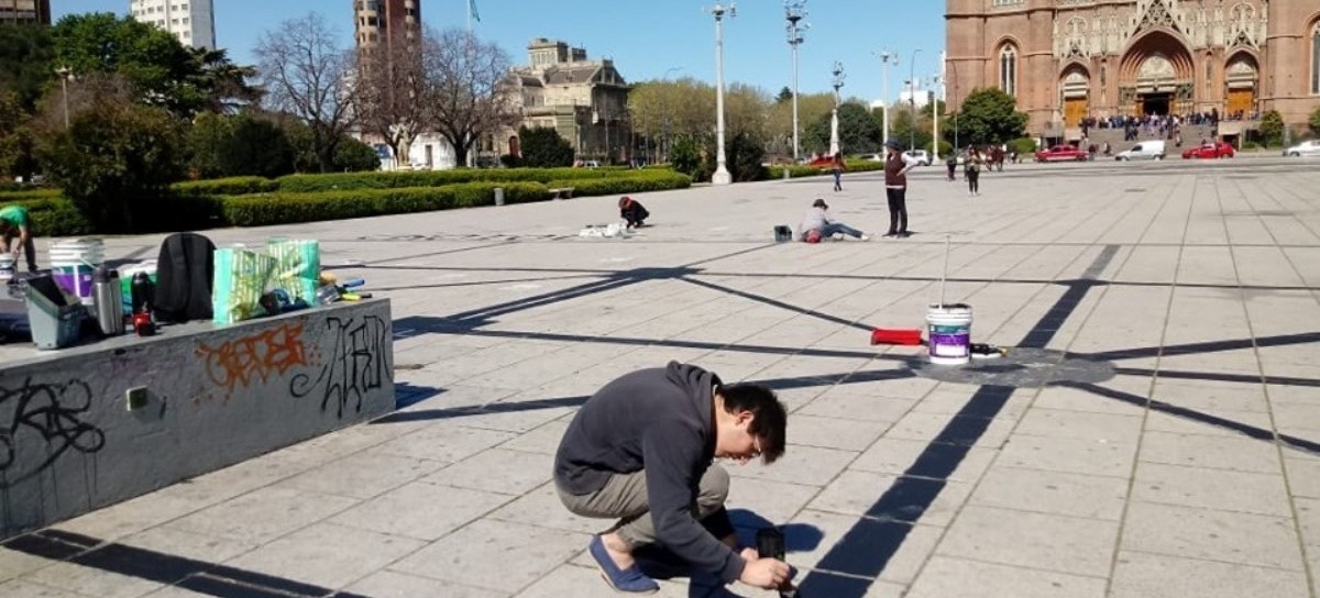 Una huella de ñandú en Plaza Moreno: el Grupo Choiols repintó el plano de la ciudad de La Plata