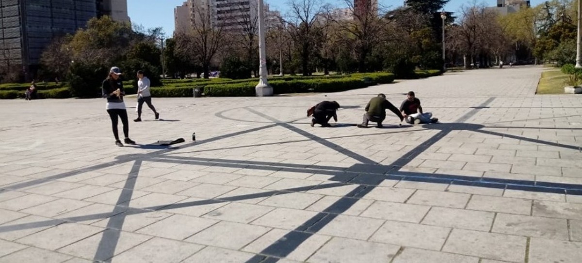Una huella de ñandú en Plaza Moreno: el Grupo Choiols repintó el plano de la ciudad de La Plata