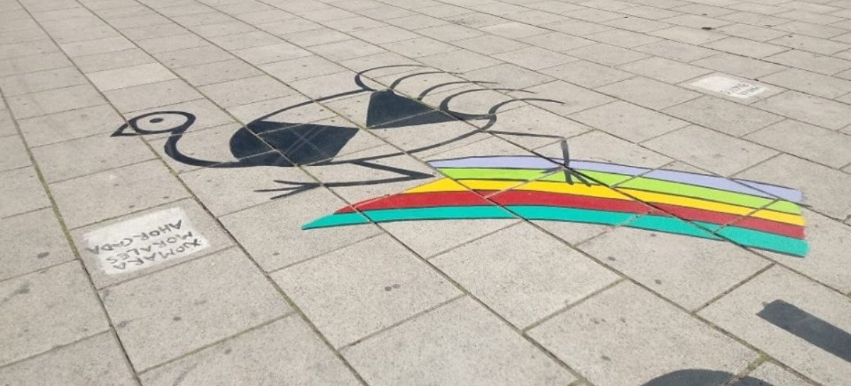 Una huella de ñandú en Plaza Moreno: el Grupo Choiols repintó el plano de la ciudad de La Plata