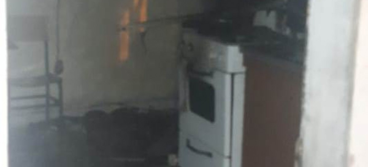 La Plata: en Los Hornos, rescataron a un hombre entre las llamas