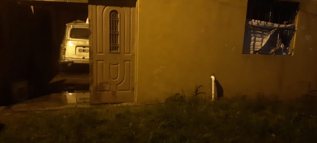 La Plata: en Los Hornos, rescataron a un hombre entre las llamas