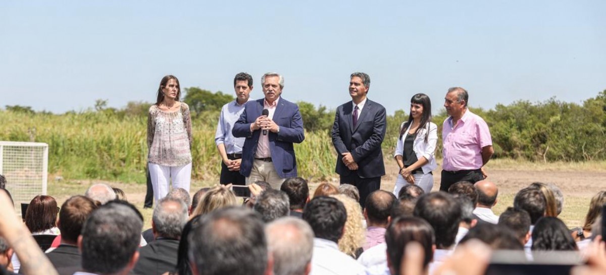 El presidente Fernández junto a Capitanich en la inauguración de un complejo de viviendas en Chaco