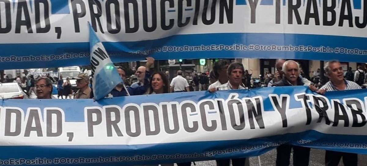 PyMEs marcharon al Congreso y Plaza de Mayo para pedir que se declare la emergencia productiva