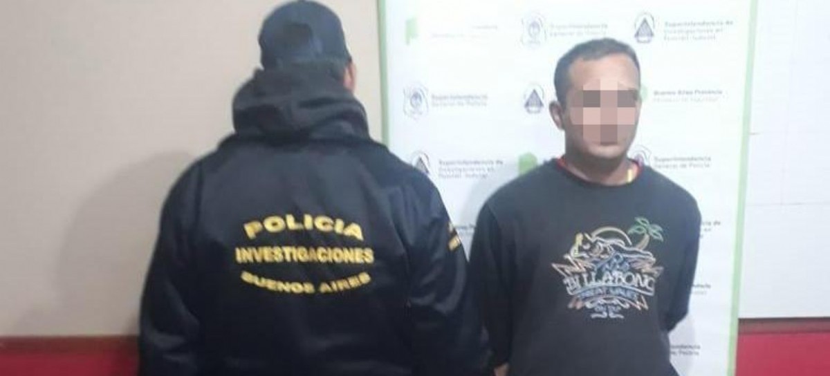 Iba a patear un penal, pero fue detenido por policías vestidos como jugadores de fútbol