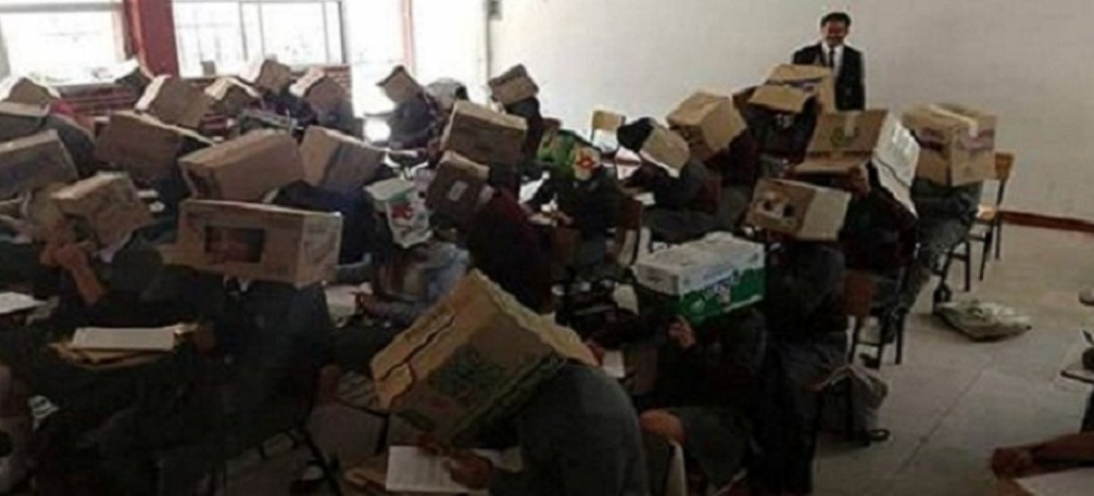 México: para que no se copien, un maestro les colocó a los alumnos cajas de cartón en la cabeza