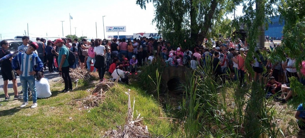 Una Navidad sin Hambre: organizaciones sociales reclamaron frente a un mayorista de La Plata