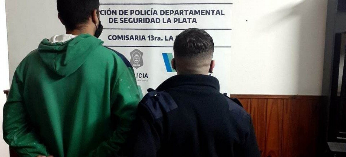 La Plata: un detenido tras allanarle su casa, en donde tenía más de 60 celulares y 21 tablets