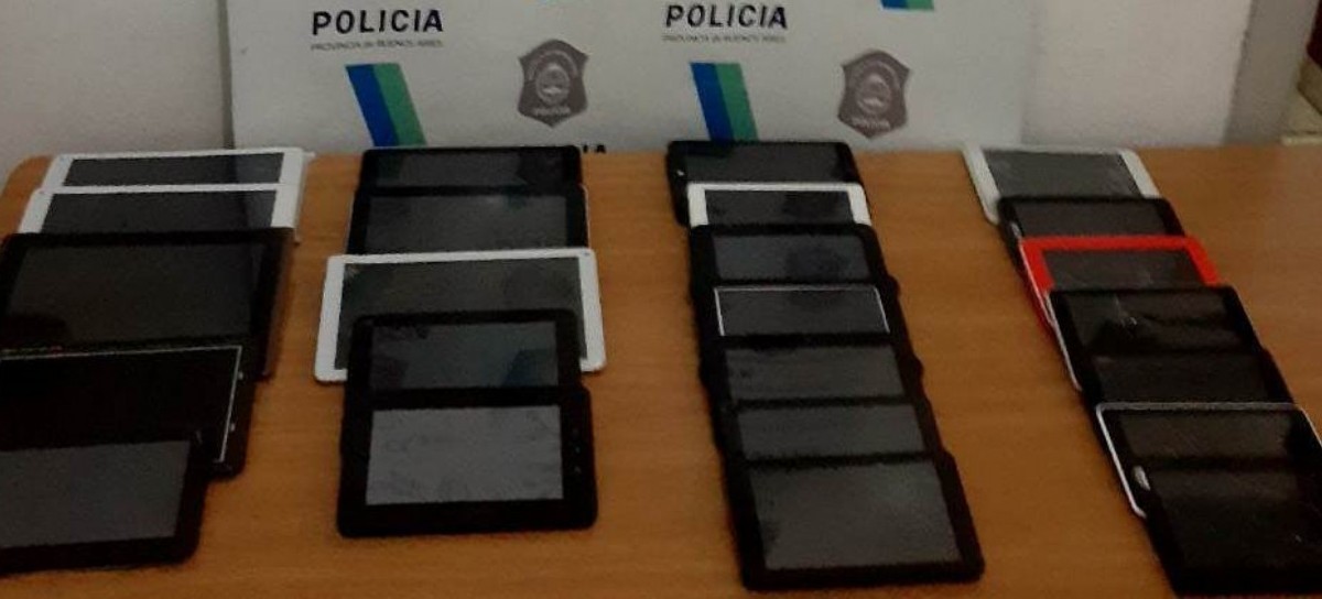 La Plata: un detenido tras allanarle su casa, en donde tenía más de 60 celulares y 21 tablets