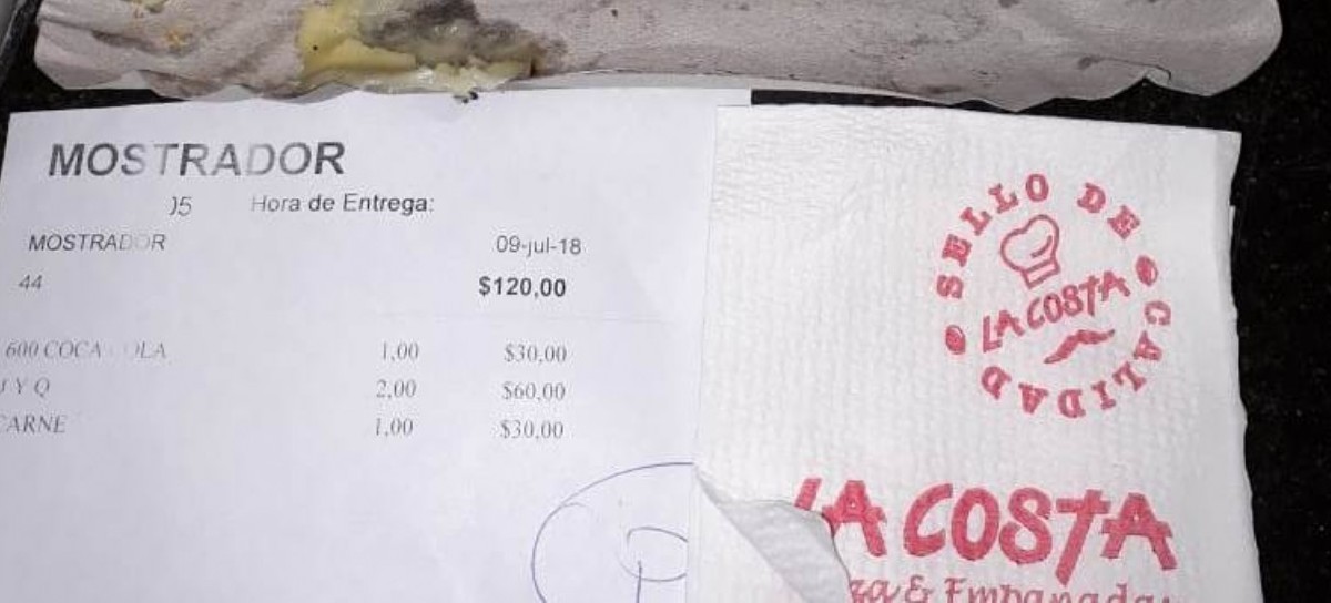 Desagradable: encontró una cucaracha dentro de una empanada de carne