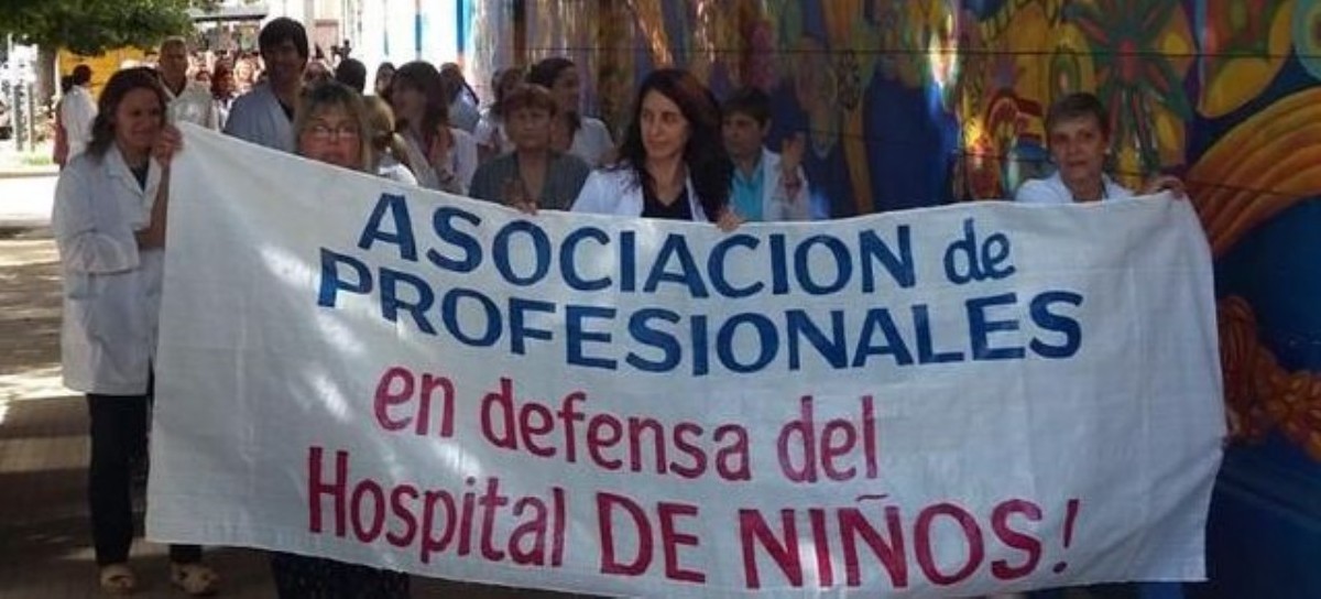 Profesionales y trabajadores realizaron un nuevo abrazo simbólico al Hospital de Niños de La Plata
