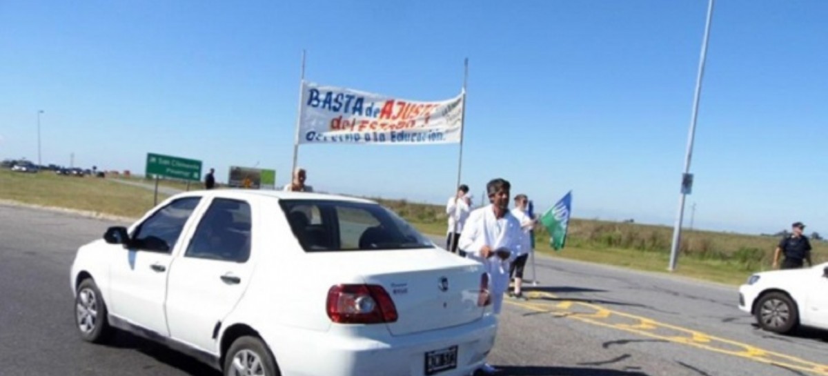 Docentes de Tordillo se manifestaron contra el cierre de escuelas