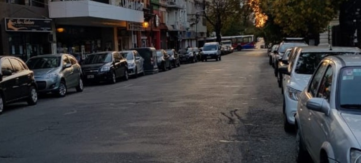 Sin lugar para estacionar en el centro de La Plata: otra prueba más de la inexistencia de cuarentena