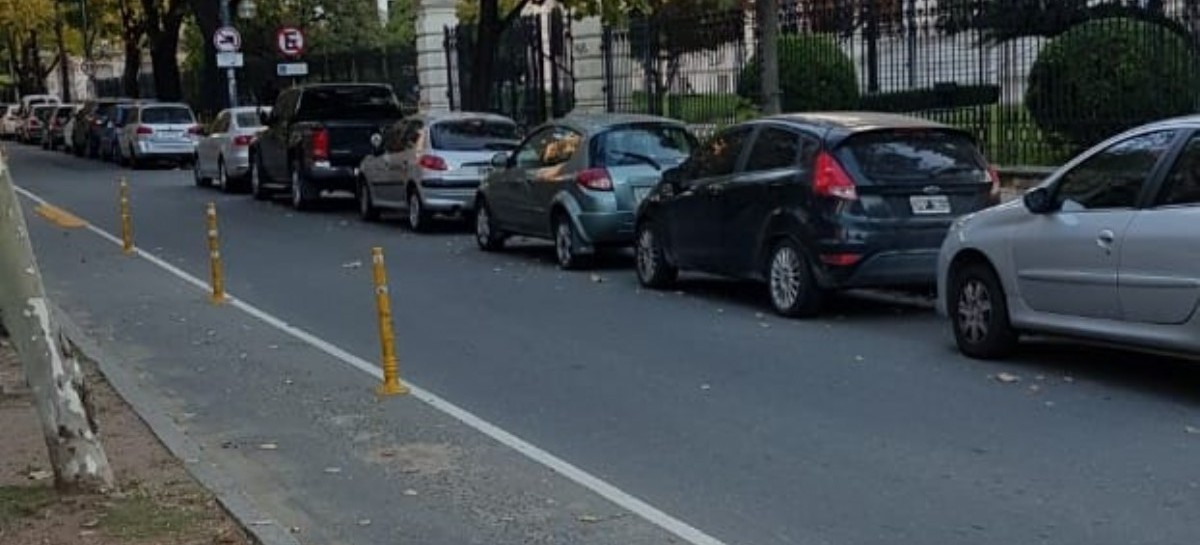 Sin lugar para estacionar en el centro de La Plata: otra prueba más de la inexistencia de cuarentena