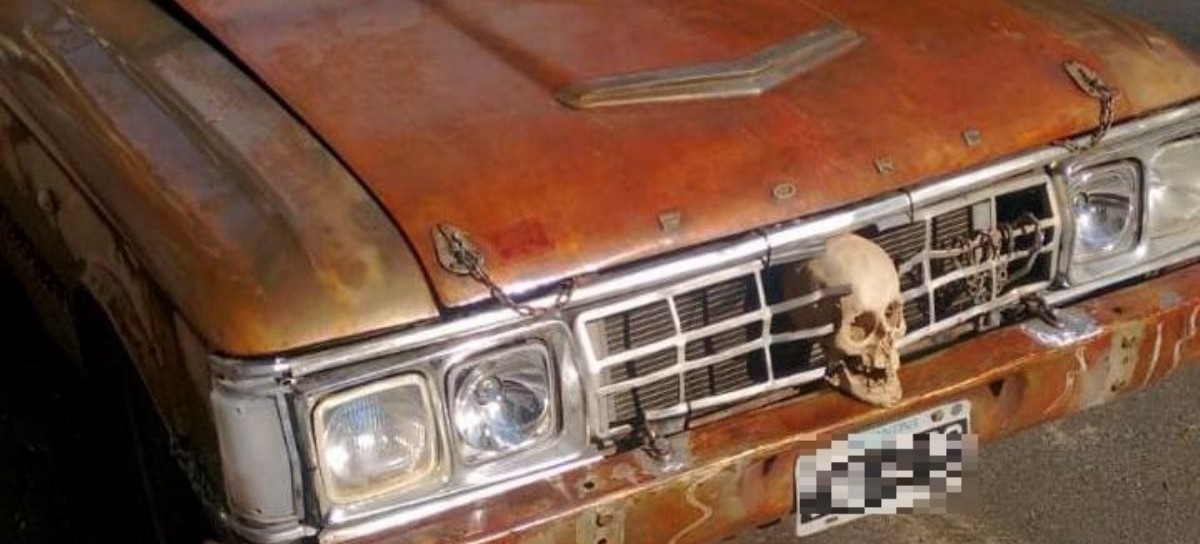 Amó tanto al auto que el hijo le hizo el "homenaje merecido": colocó su calavera en la parrilla