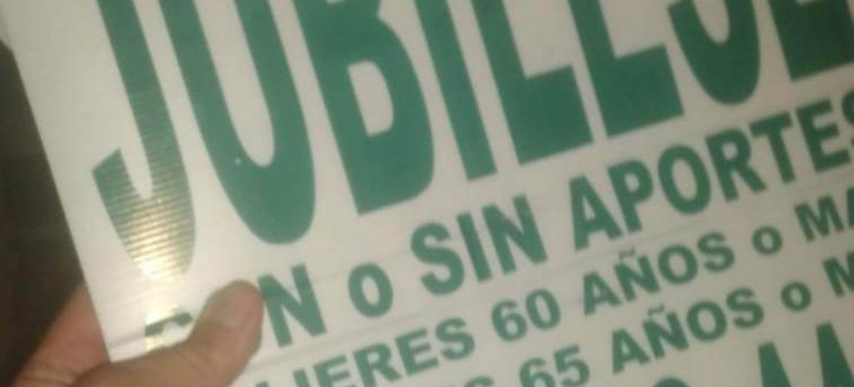 La Plata: un personaje apodado "alemán" retira carteles publicitarios de la vía pública
