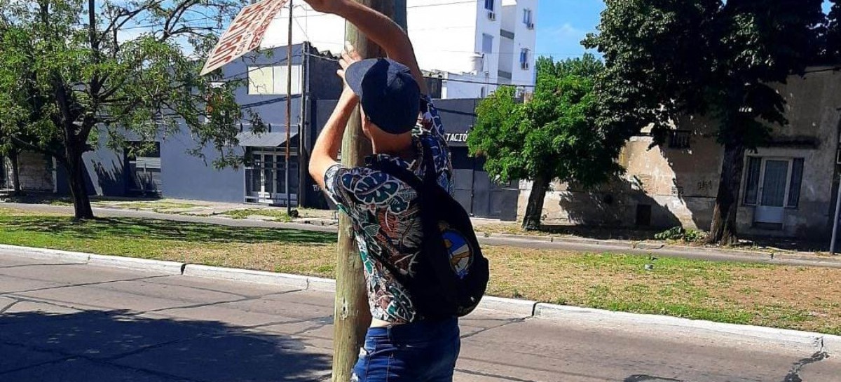 La Plata: un personaje apodado "alemán" retira carteles publicitarios de la vía pública