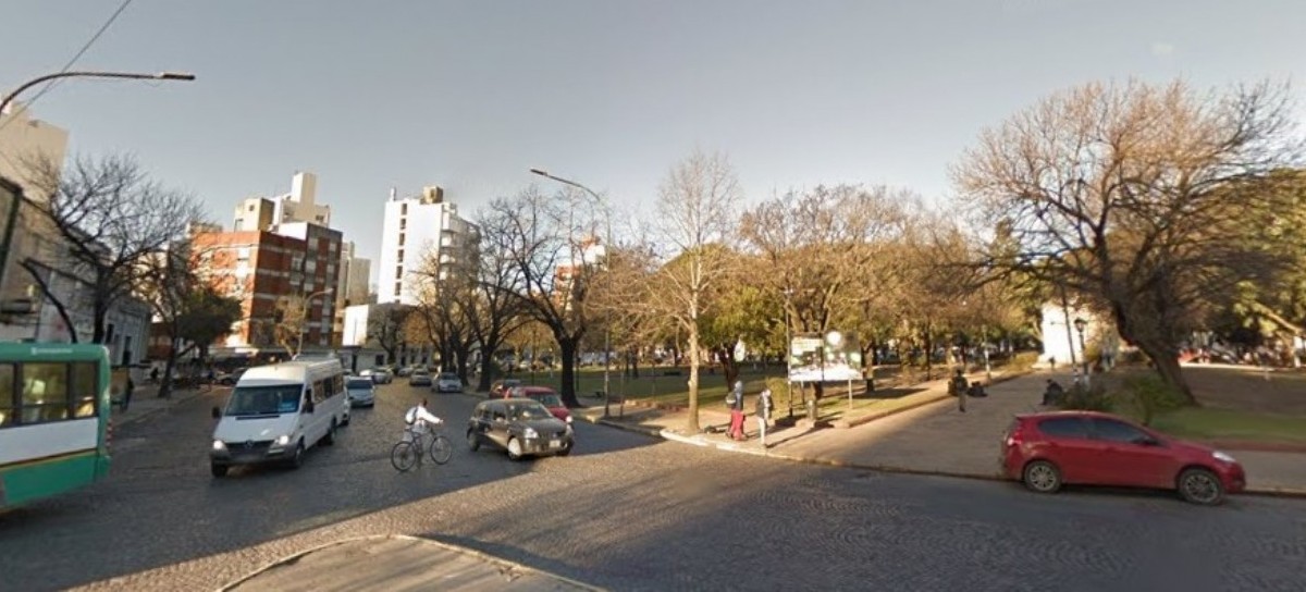 Avance indiscriminado del asfaltado de calles adoquinadas en La Plata, hasta las que son protegidas