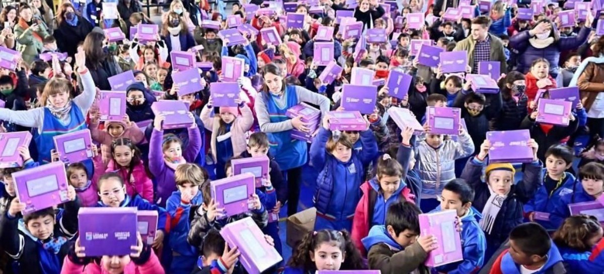 Lomas de Zamora: Insaurralde y De Pedro entregaron tablets del plan Conectar Igualdad