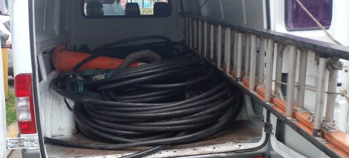 Lanús: tres policías simulaban custodiar a "operarios" que eran ladrones de cables de fibra óptica