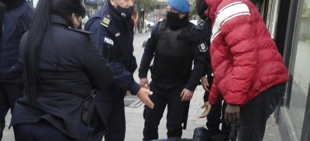 La Plata: Policías y agentes de Control Ciudadano les decomisaron productos a vendedores senegaleses