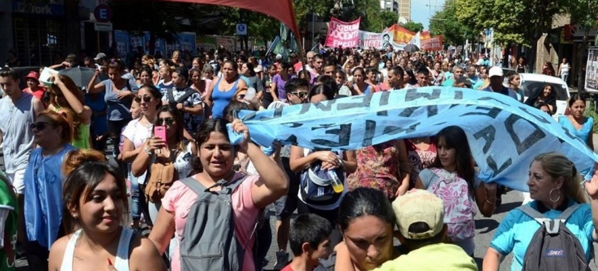Multitudinaria marcha en Buenos Aires  contra el "ajuste" y los "despidos"