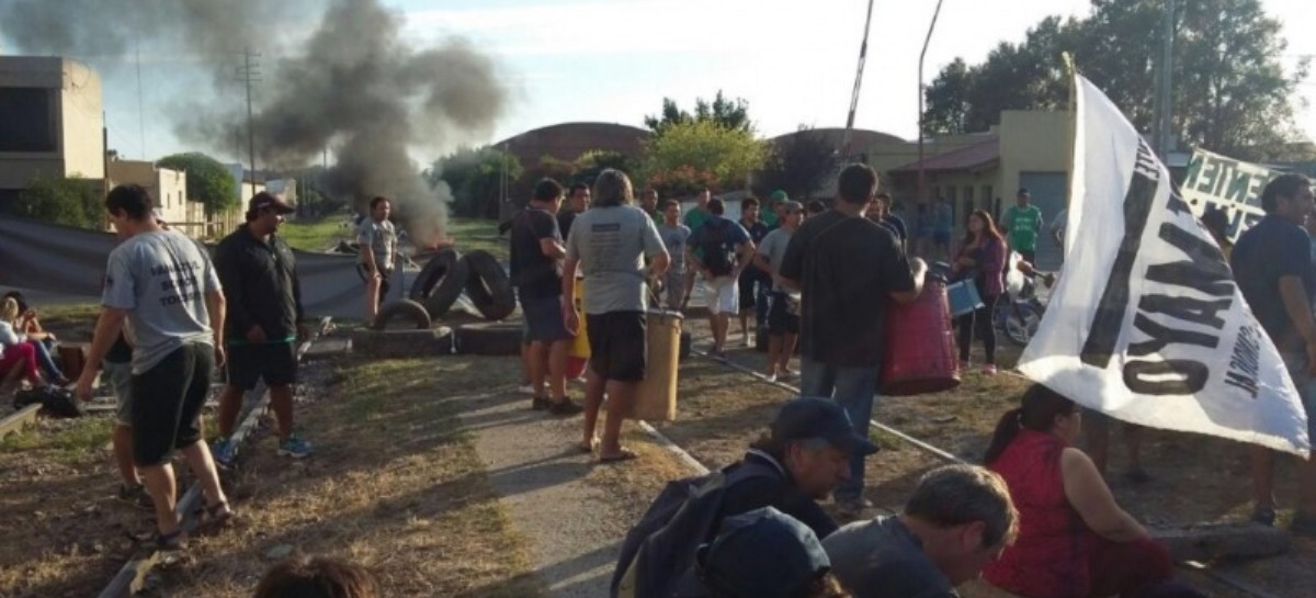 Los trabajadores de Fanazul no se sienten escuchados y volvieron a cortar las vías del tren