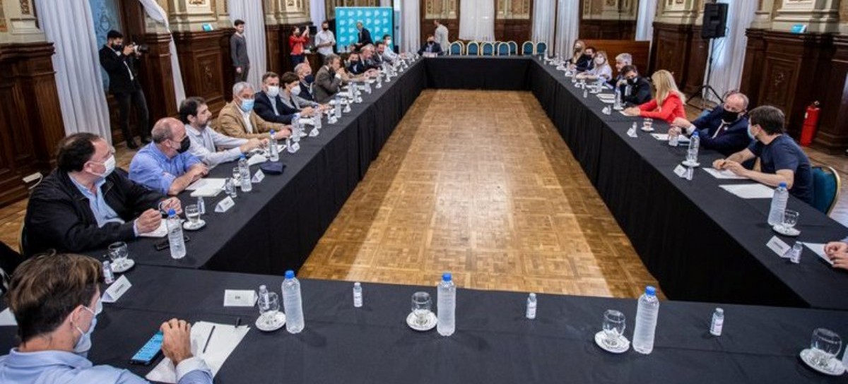 Intendentas e intendentes peronistas les prometieron a Kicillof y Feletti que controlarán precios