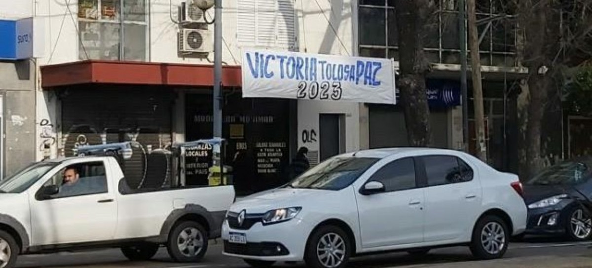 La "Campaña que no es" en La Plata: aparecieron carteles y la protagonista salió a desacreditarlos