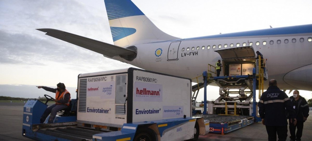 Coronavirus: llegó un segundo vuelo de Aerolíneas que trajo de China 371.200 vacunas Sinopharm