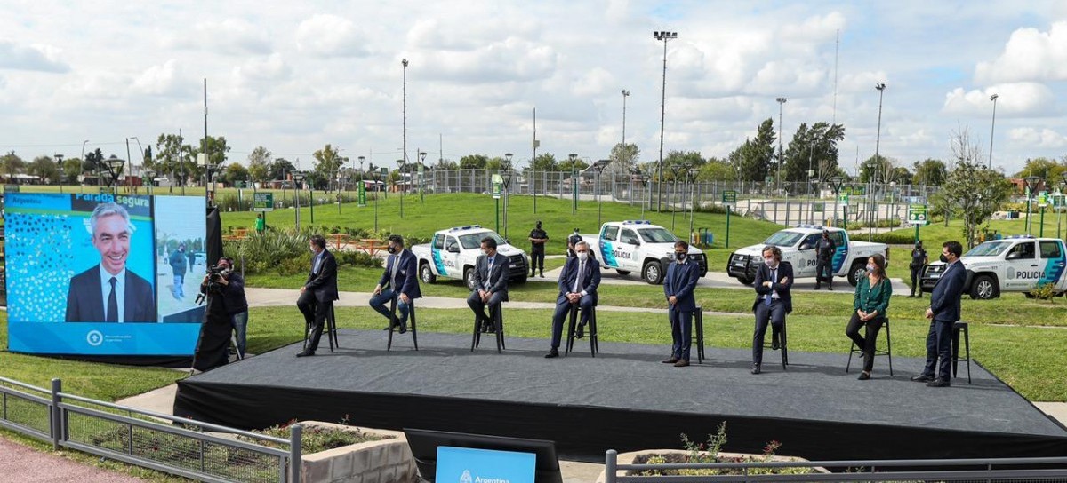 Merlo: el presidente lanzó el Programa "Paradas Seguras" y entregó móviles a las fuerzas federales